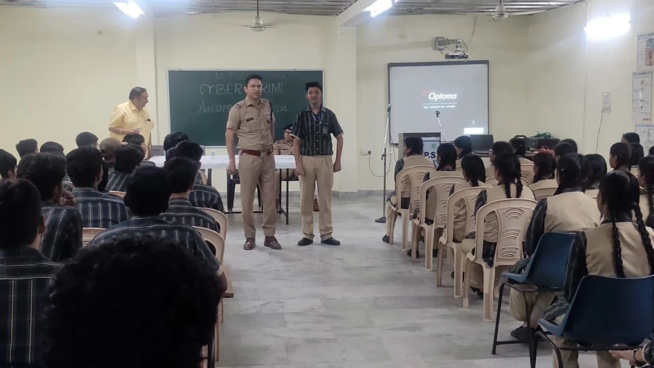 हरिद्वार के एसएम पब्लिक स्कूल में साइबर जागरूकता कार्यक्रम के दौरान छात्र-छात्राओं को जानकारी देते पुलिसकर्मी
