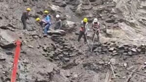 केदारनाथ यात्रा पर फिर असर चीरबासा में मलबा गिरने से रास्ता बंद गौरीकुंड में रोके गए यात्री…