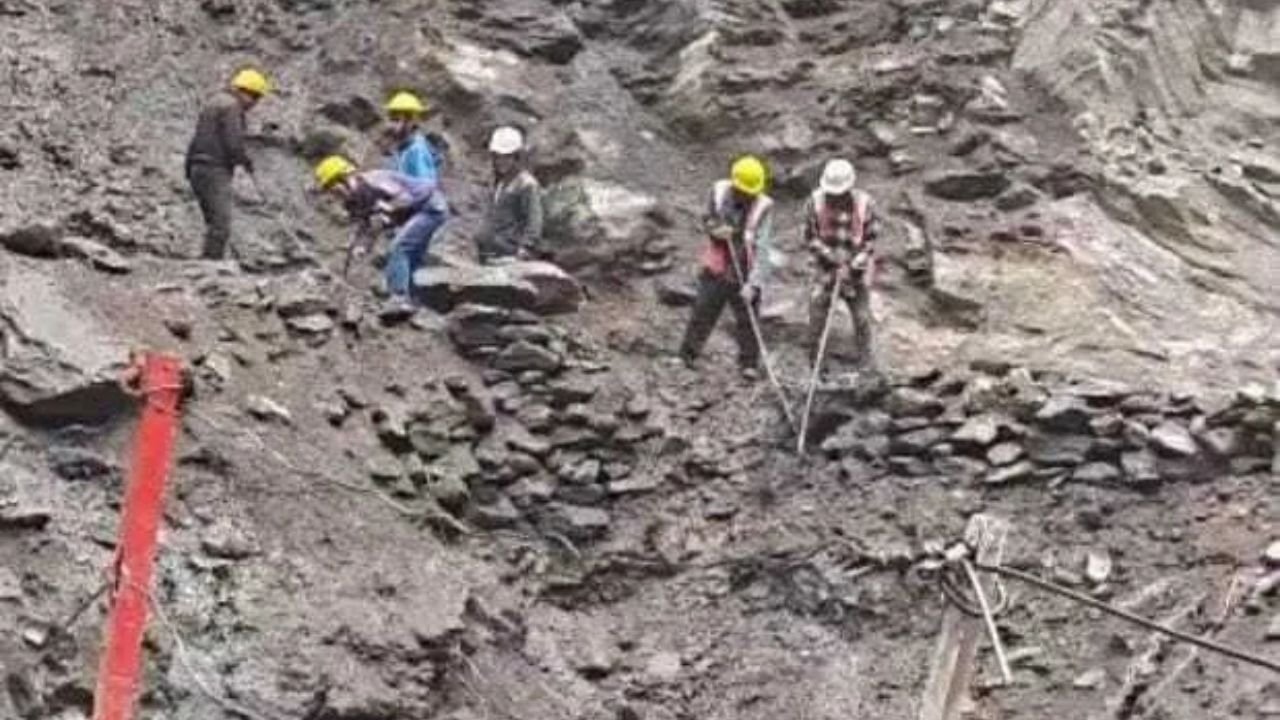 चीरबासा के पास मलबा और पत्थर गिरने से अवरुद्ध केदारनाथ पैदल यात्रा मार्ग