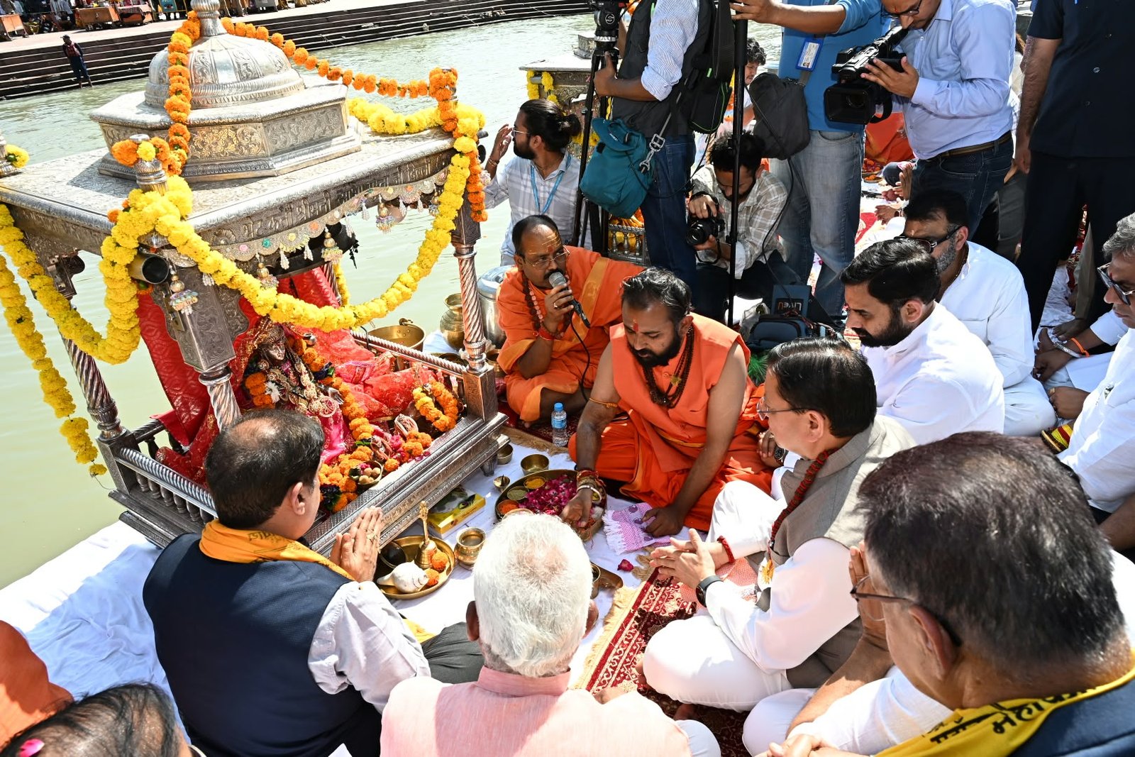 हरिद्वार की हरकी पैड़ी पर धामी कैबिनेट का गंगा पूजन, PM  मोदी के लिए की दीर्घायु की कामना…