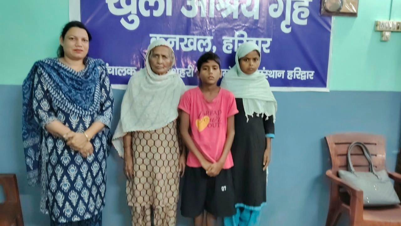 हरिद्वार पुलिस की AHTU टीम द्वारा लापता बालक को परिजनों से मिलाने की प्रतीकात्मक तस्वीर