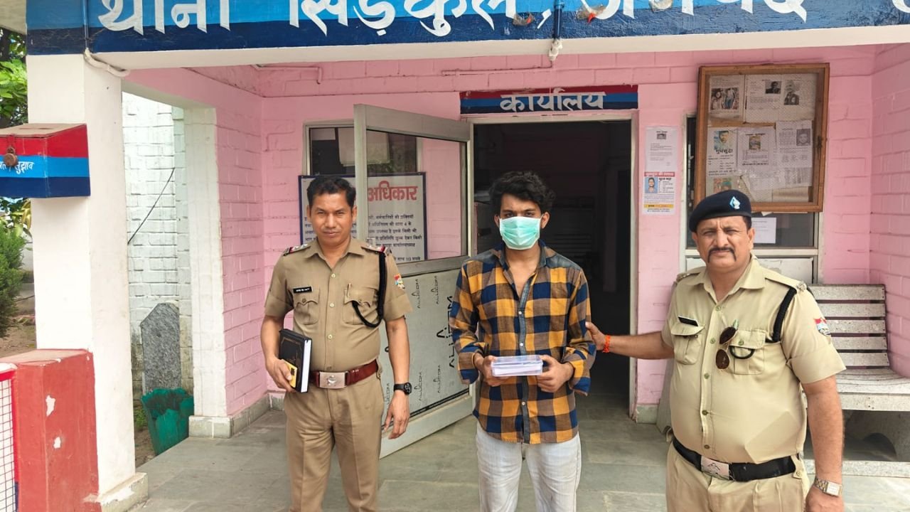 सिडकुल लूट मामले में पुलिस द्वारा गिरफ्तार आरोपी और बरामद मोबाइल फोन
