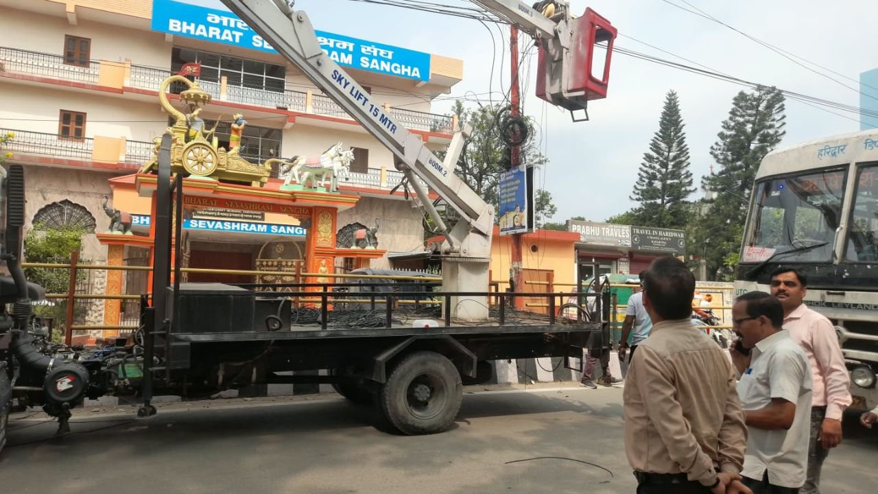 हरिद्वार में विद्युत पोलों से अनधिकृत केबल और तार हटाती जिला प्रशासन एवं नगर निगम की संयुक्त टीम