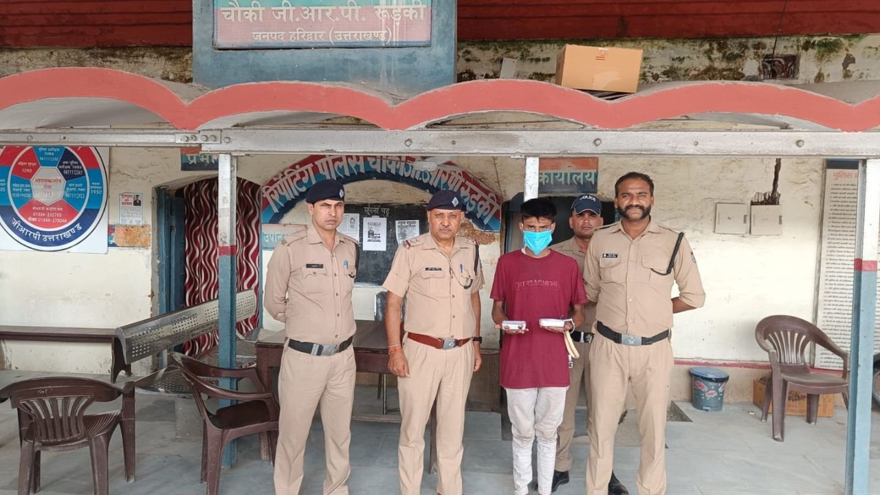 रुड़की रेलवे स्टेशन के पास जीआरपी लक्सर पुलिस द्वारा गिरफ्तार वांछित अभियुक्त
