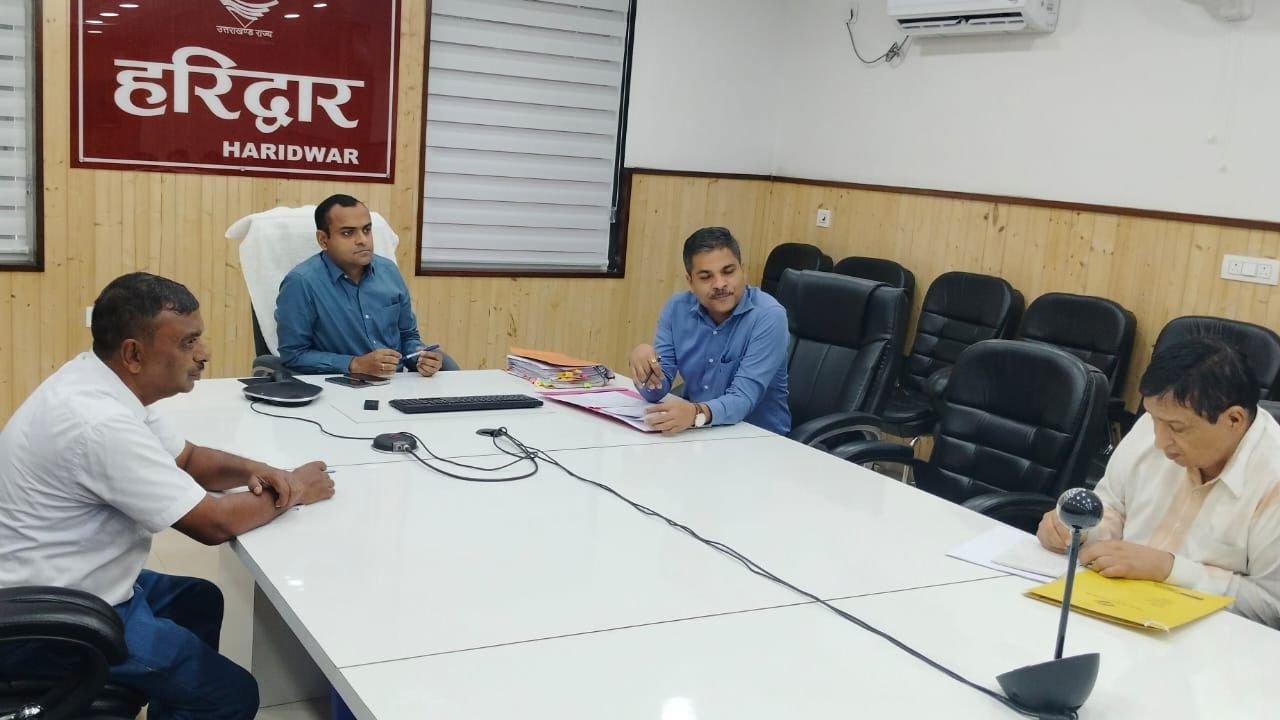हरिद्वार में मतदाता सूची के सत्यापन को लेकर जिलाधिकारी मयूर दीक्षित की अध्यक्षता में आयोजित बैठक