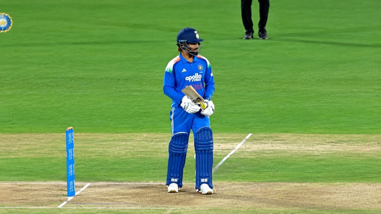 भारत ए और ऑस्ट्रेलिया ए के अनौपचारिक वनडे मुकाबले में बल्लेबाजी करते रजत पाटीदार