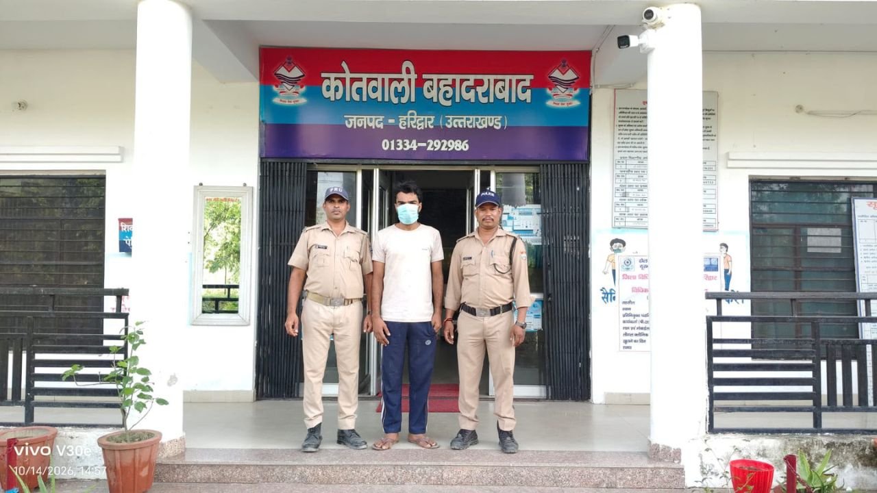 हरिद्वार के बहादराबाद में घरेलू विवाद की सूचना पर मौके पर पहुंची पुलिस की कार्रवाई