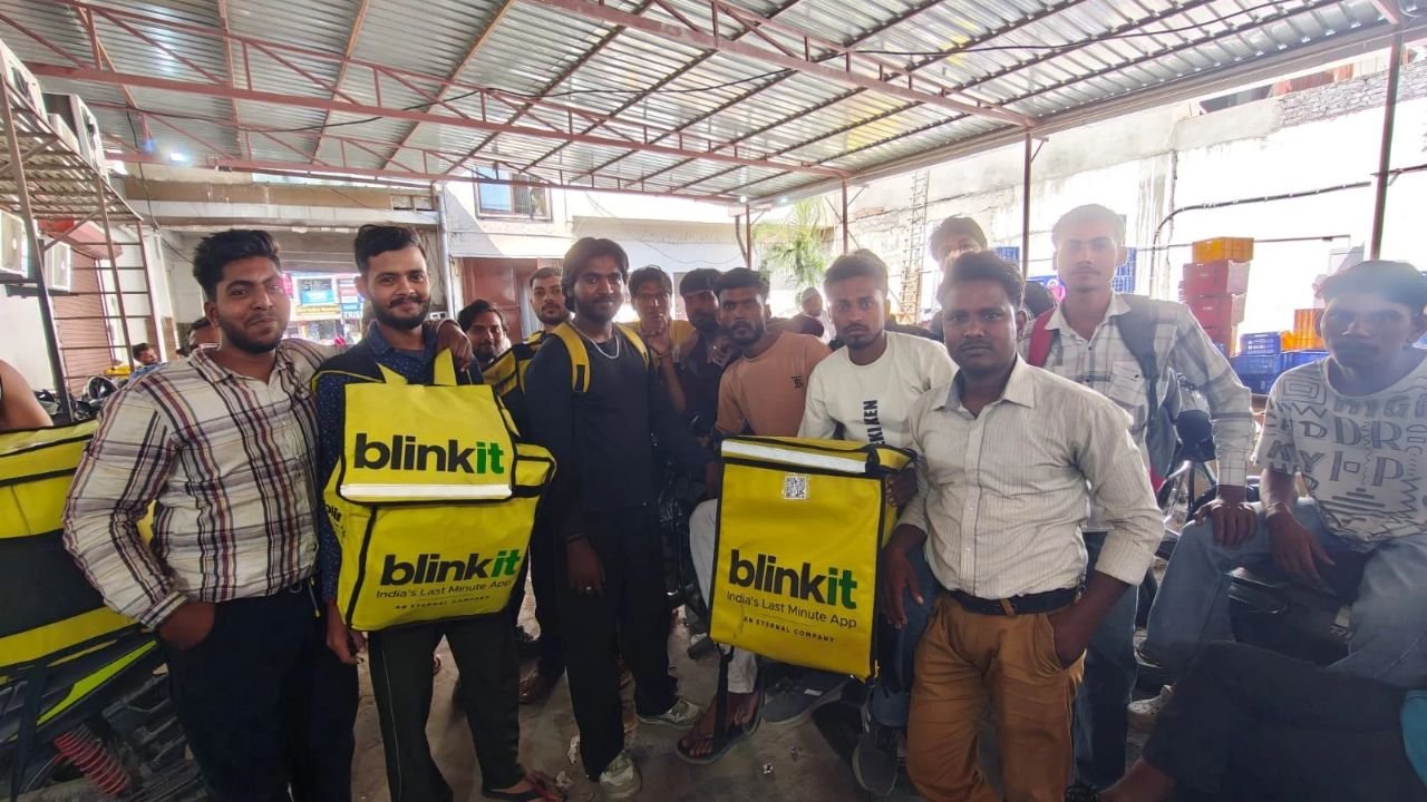 हरिद्वार के ज्वालापुर में ब्लिंकिट से जुड़े लोगों की प्रति ऑर्डर भुगतान और इंसेंटिव बढ़ाने की मांग को दर्शाती प्रतीकात्मक तस्वीर