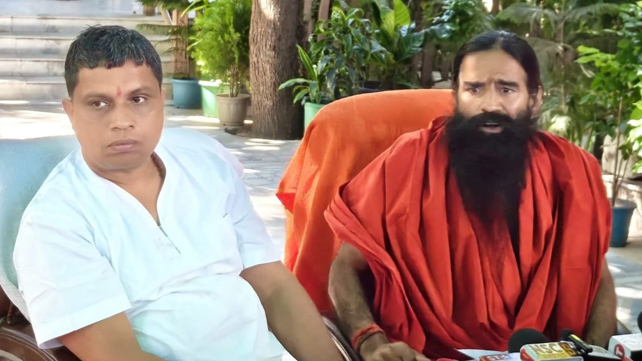 हरिद्वार के कनखल स्थित दिव्य योग मंदिर में प्राच्यविद्या सम्मेलन को लेकर प्रेस वार्ता के दौरान स्वामी रामदेव और आचार्य बालकृष्ण