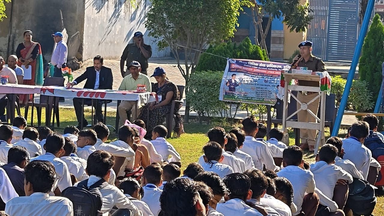 लक्सर के विद्यालय में सुरक्षित बचपन कार्यशाला के दौरान बच्चों को बाल अधिकार और साइबर सुरक्षा की जानकारी देते पुलिस एवं न्यायिक अधिकारी