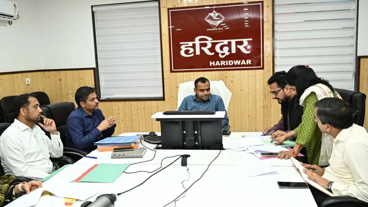 हरिद्वार में उत्तराखंड बोर्ड परीक्षा 2027 के परीक्षा केंद्रों और व्यवस्थाओं को लेकर जिलाधिकारी की अध्यक्षता में आयोजित बैठक